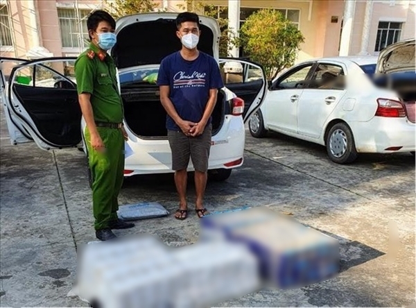 Một tài xế chở thuốc lá lậu cùng tang vật tại trụ sở Công an quận Ninh Kiều, TP Cần Thơ ngày 25/12/2021. Ảnh: TTXVN