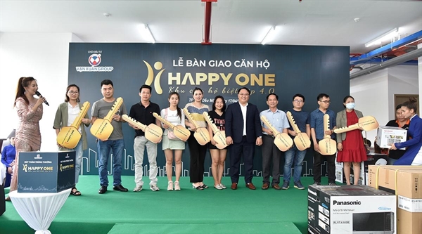 Chủ đầu tư Vạn Xuân Group trao chìa khóa cho cư dân Happy One Phú Hòa.