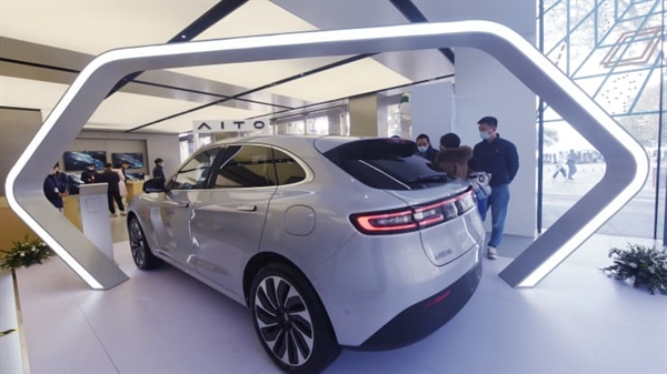 Người tiêu dùng xem chiếc ô tô HarmonyOS đầu tiên của Huawei, Aito M5, tại một cửa hàng ở Hàng Châu, tỉnh Chiết Giang, vào ngày 3 tháng 1 năm 2022.
