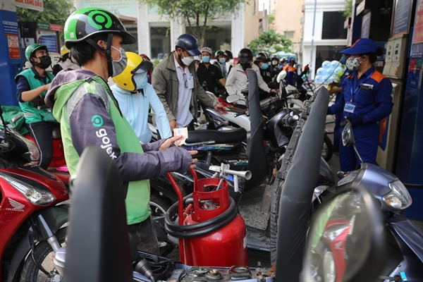  Giá xăng dầu tăng mạnh gây áp lực lớn đến nỗ lực kiểm soát lạm phát tại Việt Nam. Ảnh: Quý Hoà