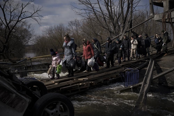 Người dân Ukraine chạy trốn khỏi Irpin, ngoại ô Kyiv, Ukraine, ngày 09/03/2022. Ảnh: AP.