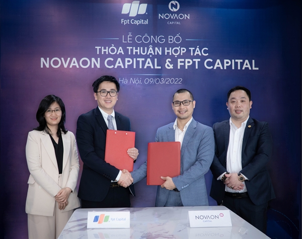 Đại diện của FPT Capital và Novaon Capital ký kết hợp tác. Ảnh: Novaon