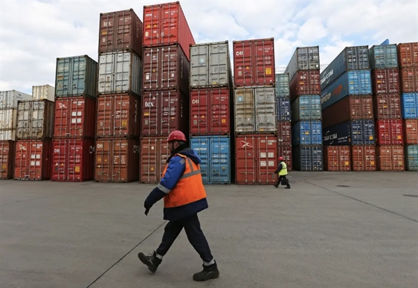 Các container vận chuyển tại một cảng thương mại ở Vladivostok, Nga, vào tháng 10.
