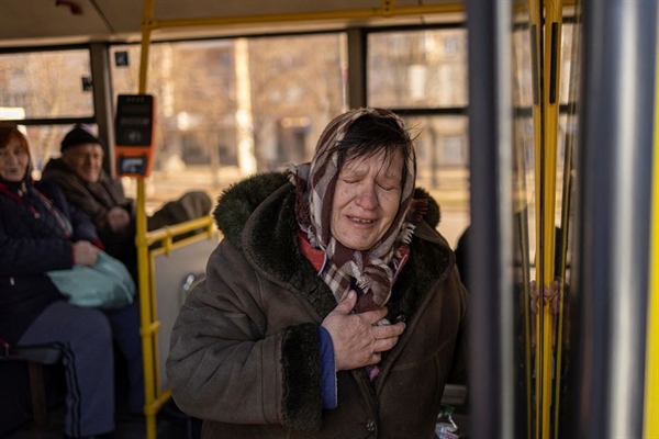 Một phụ nữ được sơ tán hôm thứ Hai ở Brovary, ngoại ô Kyiv. ẢNH: MARKO DJURICA / REUTERS