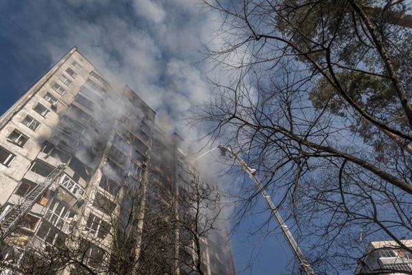 Các nhân viên cứu hỏa cố dập lửa vào ngày 14/03 tại một tòa nhà chung cư ở quận Svyatoshinsky của Kyiv, bị tấn công bởi Nga. Ảnh: WSJ.