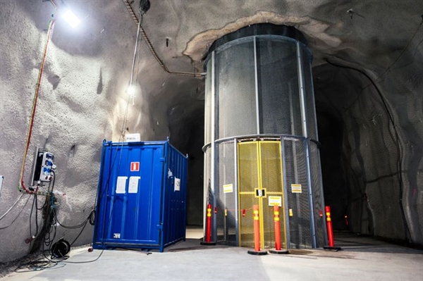 Một trục khí xả được trang bị thang máy nâng và bảo dưỡng có thể được sử dụng trong các tình huống khẩn cấp để nâng người lên từ tầng thấp hơn 290 mét dưới lòng đất tại kho chứa nhiên liệu hạt nhân Onkalo của Posiva ở Olkiluoto, Eurajoki, Phần Lan, tháng 8 năm 2017.