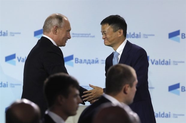 Tổng thống Nga Vladimir Putin gặp gỡ Chủ tịch Jack Ma của Alibaba vào năm 2017. Ảnh: ZUMA PRESS.