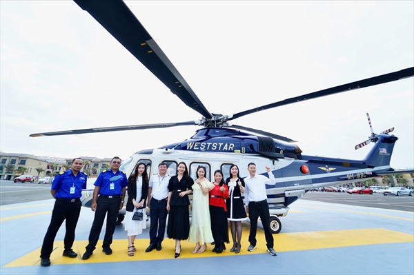 Với dịch vụ bay trực thăng, nữ doanh nhân Thúy Hoà (áo đỏ) có mặt tại NovaWorld Phan Thiet chỉ sau 40 phút di chuyển từ TP.HCM.