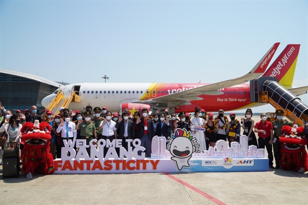  Đại diện lãnh đạo thành phố Đà Nẵng, sân bay và Vietjet chào mừng chuyến bay quốc tế đầu tiên đến Đà Nẵng