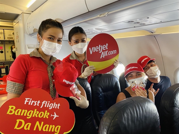 Hành khách trên chuyến bay quốc tế đầu tiên được khôi phục từ Băng Cốc đến Đà Nẵng 