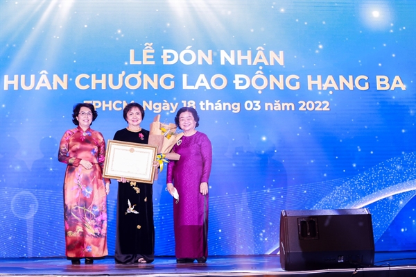 Nguyên Phó Chủ tịch nước Trương Mỹ Hoa (phải) và Chủ tịch UBMTTQVN TP (trái) trao huân chương lao động hạng 3 cho bà Cao Thị Ngọc Dung