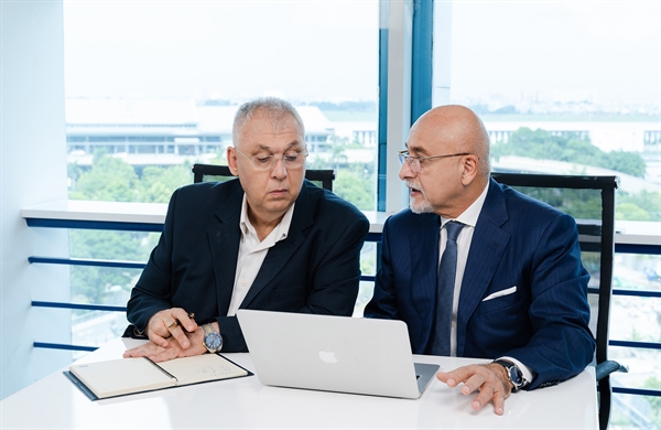 Ông Adib Kouteili - Giám đốc điều hành (trái) và Ông Sami Kteily - Chủ tịch Hội đồng thành viên (phải) đồng sáng lập công ty TNHH Nhà Thép PEB (Pebsteel) 