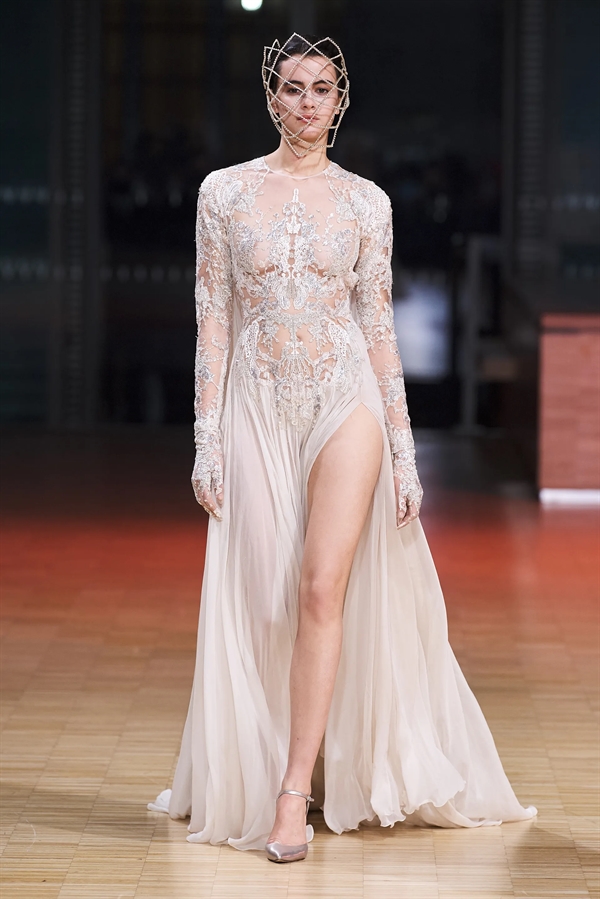 Trong hình là chiếc váy thuộc BST Haute Couture Xuân Hè 2022 của ELIE SAAB - một trong những thương hiệu được trông đợi nhất mỗi mùa Paris Fashion Week. Ảnh: Vogue