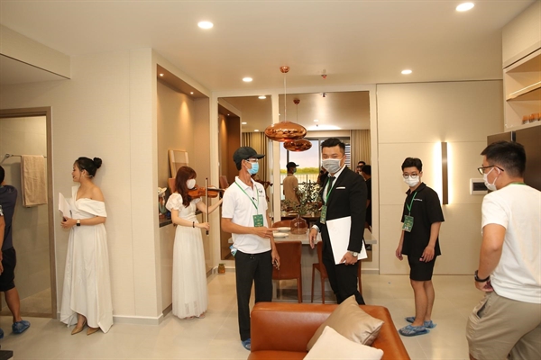 Anh Minh Tuấn hài lòng khi đến tham quan căn hộ mẫu, anh cho biết đang cân nhắc để mua căn 3 phòng ngủ để gia đình ở cùng nhau.