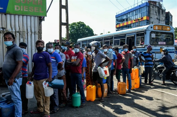 Xếp hàng mua nhiên liệu ở Colombo trong tháng này. Hồi đầu tuần ở Sri Lanka đã có 2 người đàn ông chết khi xếp hàng trong những ngày nóng như thiêu đốt.