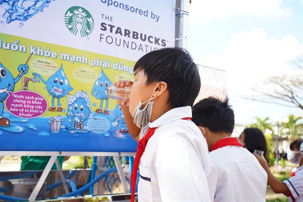 Starbucks Viet Nam xay dung Thap loc nuoc AquaTowers cho cong dong