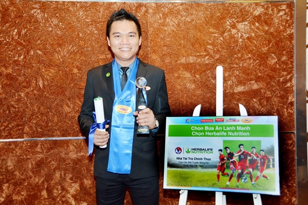 Ông Nguyễn Thành Đạt - Giám đốc truyền thông Herbalife Việt Nam đại diện Công ty nhận Giải thưởng