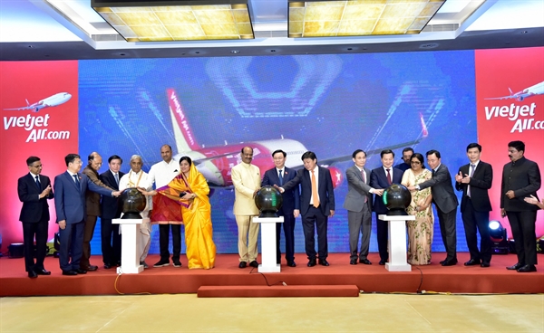 Chủ tịch Quốc hội Vương Đình Huệ, Chủ tịch Hạ viện Ấn Độ Om Birla, Phó Thủ tướng Chính phủ Lê Minh Khái và đại diện các quan chức cấp cao của Việt Nam và Ấn Độ chứng kiến khai trương các đường bay thẳng giữa hai nước của Vietjet 
