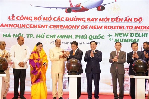 Chủ tịch Quốc hội Vương Đình Huệ, Chủ tịch Hạ viện Ấn Độ Om Birla, Phó Thủ tướng Chính phủ Lê Minh Khái và đại diện các quan chức cấp cao của Việt Nam và Ấn Độ chứng kiến khai trương các đường bay thẳng giữa hai nước của Vietjet 