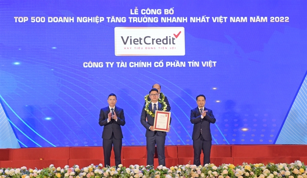 Đại diện VietCredit (hàng trên) nhận giải thưởng Top 500 doanh nghiệp tăng trưởng nhanh nhất Việt Nam 2022