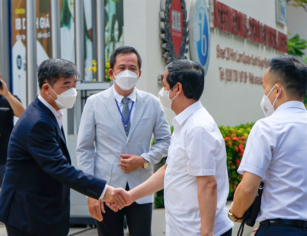 PGS.TS. Thái Bá Cần - Phó Tổng giám đốc Tập đoàn Nguyễn Hoàng chào đón Bộ trưởng cùng Đoàn công tác của Bộ GD&ĐT tới thăm trường SNA