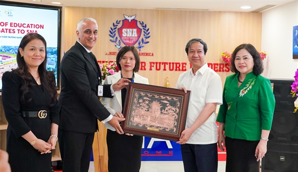 Bộ trưởng Bộ GD& ĐT Nguyễn Kim Sơn trao quà lưu niệm cho BGH trường SNA
