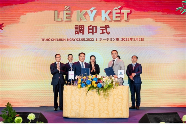 Bà Trương Huệ Vân, Tổng giám đốc Tập đoàn Vạn Thịnh Phát và các đại diện khác đã chứng kiến lễ ký kết hợp tác chiến lược giữa Sunny World và Medi Hub