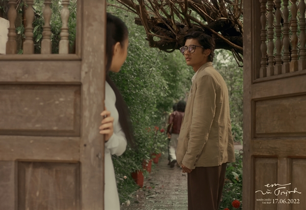 Nhạc sĩ Trịnh Công Sơn trong lần đầu ghé thăm nhà Bích Diễm - Dao Ánh. Ảnh trong phim