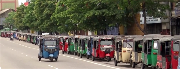 Tại thủ đô thương mại Colombo, hàng dài xe kéo tự động, phương tiện giao thông phổ biến nhất trong thành phố, xếp hàng dài tại các trạm xăng, chờ đợi trong vô vọng vì không có nhiên liệu.