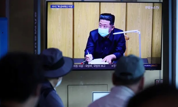 Mọi người xem bản tin về đợt bùng phát coronavirus ở Triều Tiên, ngày 17 tháng 5. Ảnh: Kim Hong-Ji / Reuters