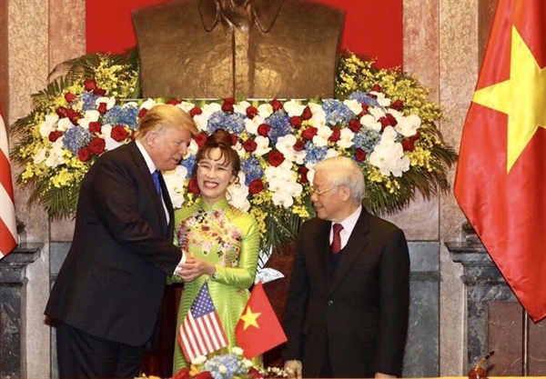 Tổng Bí thư Nguyễn Phú Trọng và Tổng thống Trump chứng kiến ký kết đặt hàng tăng lên 200 tàu bay năm 2019. 