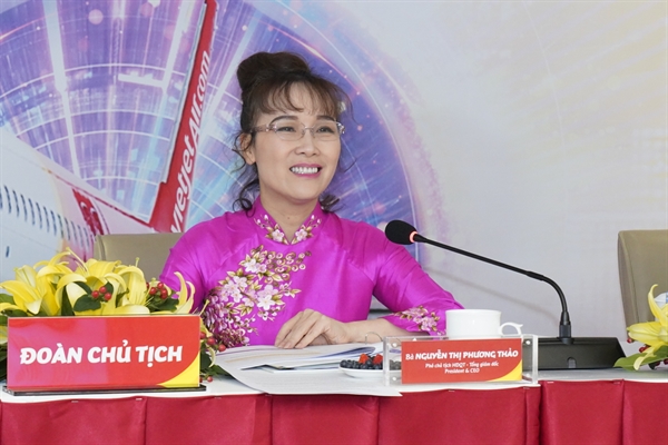 Tổng giám đốc Vietjet Nguyễn Thị Phương Thảo giải đáp ý kiến của cổ đông (ảnh: N.Q)