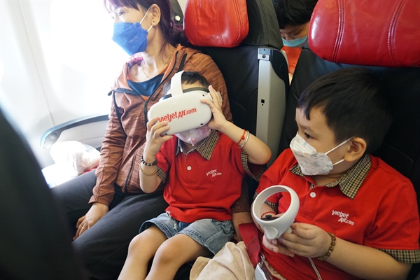 Vietjet tang qua bat ngo dip 1/6 cho khach hang “nhi”