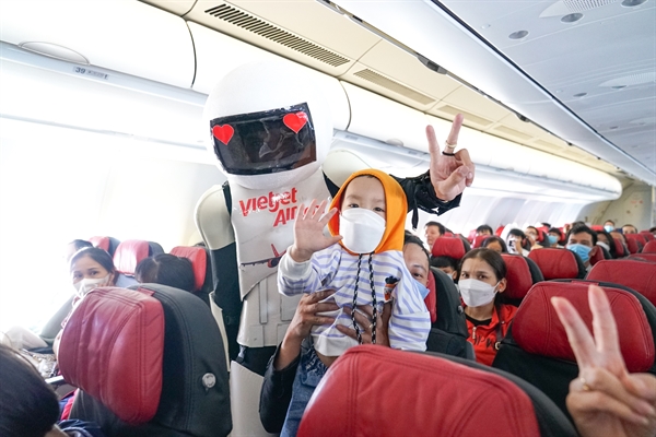 Vietjet tang qua bat ngo dip 1/6 cho khach hang “nhi”