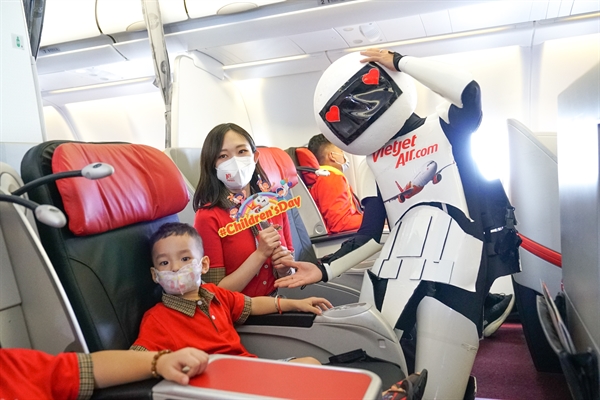 Vietjet tang qua bat ngo dip 1/6 cho khach hang “nhi”