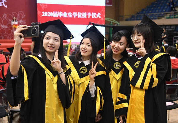Sinh viên tốt nghiệp tại Đại học Nhân dân Trung Quốc ở Bắc Kinh vào mùa hè năm 2021.