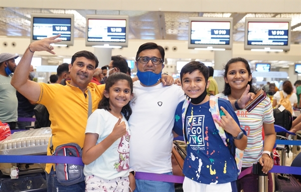 Hành khách hào hứng trước chuyến bay tại quầy làm thủ tục của sân bay quốc tế Chhatrapati Shivaji Maharaj (Mumbai).