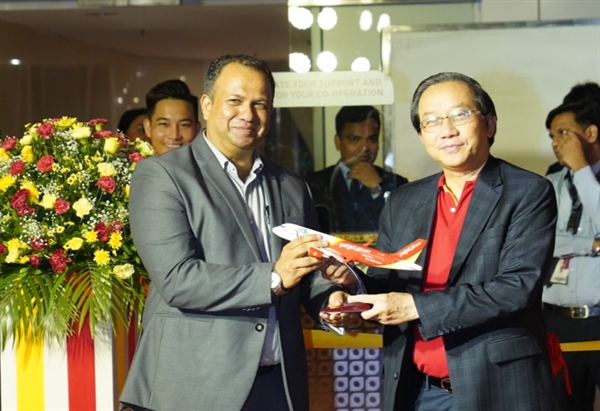 Phó Tổng Giám Đốc Vietjet Ông Đỗ Xuân Quang (bên trái) tặng quà lưu niệm cho đại diện sân bay quốc tế Chhatrapati Shivaji Maharaj (Mumbai).