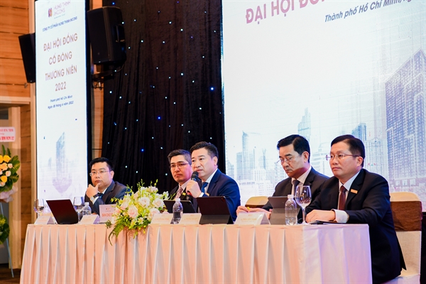 Ông Nguyễn Đình Trung – Chủ tịch HĐQT Công ty Cổ phần Hưng Thịnh Incons trả lời các câu hỏi của cổ đông tại Đại hội