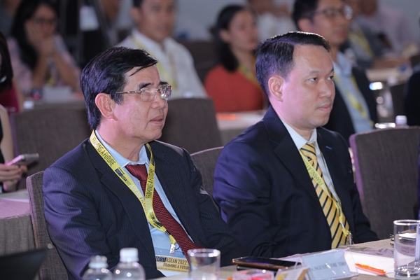 Ông Kim Thiên Quang, Tổng Giám đốc Công ty Chứng khoán Maybank Việt Nam. (phải)