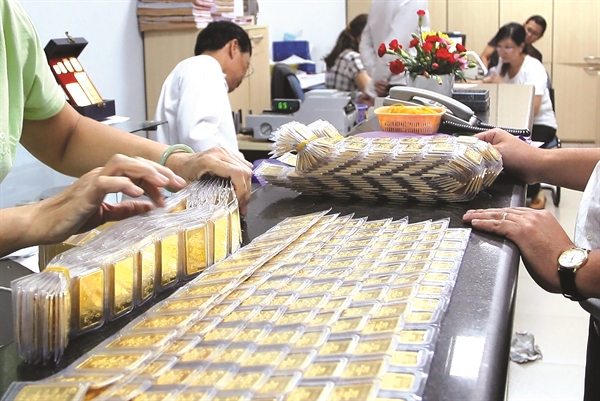 Giá vàng SJC tại Việt Nam vì thế lần đầu tiên xuyên qua mốc 71,1 triệu đồng/lượng.