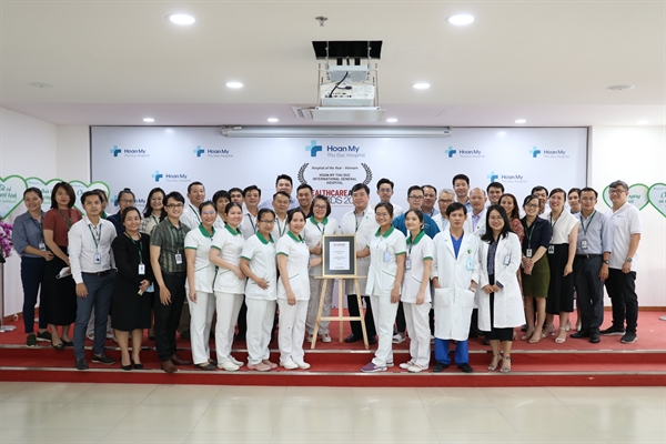 Tập thể nhân viên y tế Bệnh viện đa khoa Quốc Tế Hoàn Mỹ Thủ Đức vui mừng khi nhận giấy chứng nhận giải thưởng Hospital of the year - Vietnam
