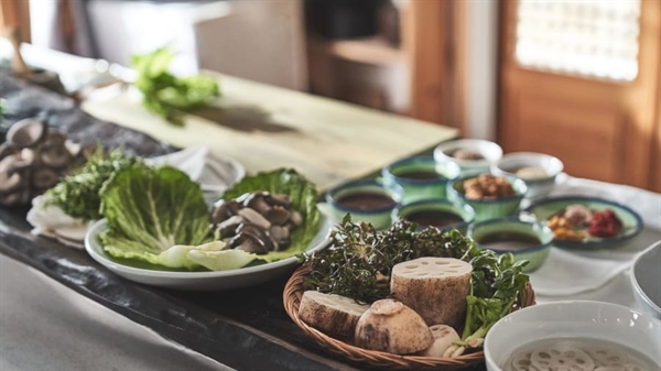 Tất cả món ăn của bà Jeong Kwan là thuần chay và không có tỏi, hành tây, hành lá, hẹ hoặc tỏi tây.