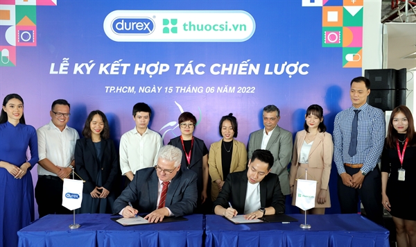 Đại diện Durex và đại diện thuocsi.vn ký kết hợp tác chiến lược