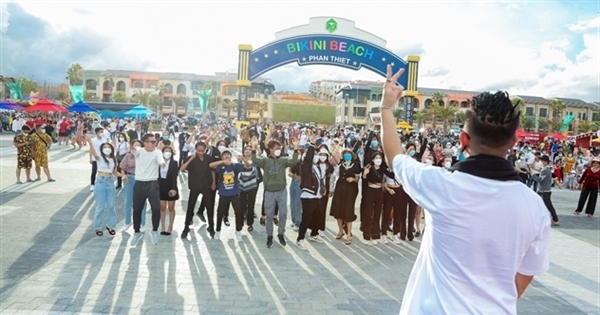 Hàng ngàn du khách tận hưởng không khí sôi động trong DJ show tại NovaWorld Phan Thiet trong dịp đại lễ 30/4 và 1/5 vừa qua.