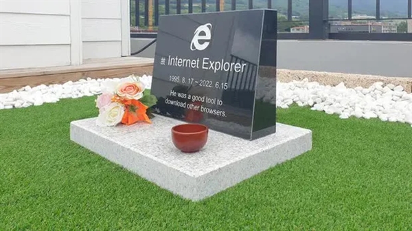 Một ngôi mộ được dựng cho Internet Explorer tại Gyueongju, Hàn Quốc - Ảnh: Ladbible