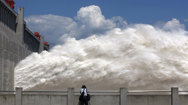 Nước lũ được xả ra từ đập Tam Hiệp, một dự án thủy điện khổng lồ trên sông Dương Tử ở tỉnh Hồ Bắc, miền Trung Trung Quốc. ẢNh: AFP.
