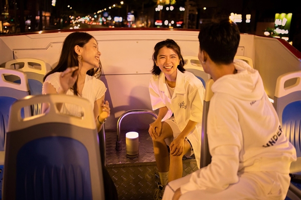 Nhóm bạn trẻ tận dụng các chế độ đèn LED của The Freestyle trong chuyến khám phá Sài Gòn theo cách riêng.