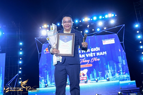Ông Lê Phan Quang Tuấn – Giám đốc kinh doanh Sàn Nam Long tại lễ trao giải ở TP.Hạ Long