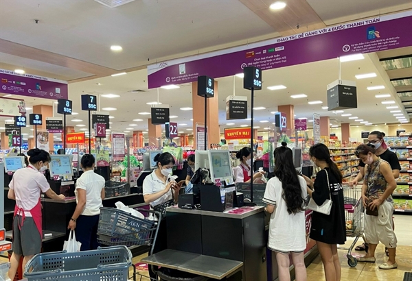 Khách hàng được nhận nhiều ưu đãi khi thanh toán không tiền mặt tại các siêu thị, cửa hàng của AEON Việt Nam